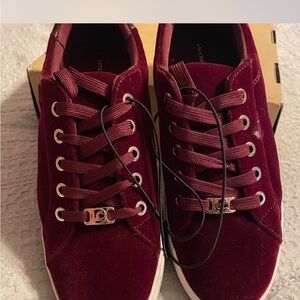 Brand New. Never worn pair of Liz Claiborne.
*Box is not Included.